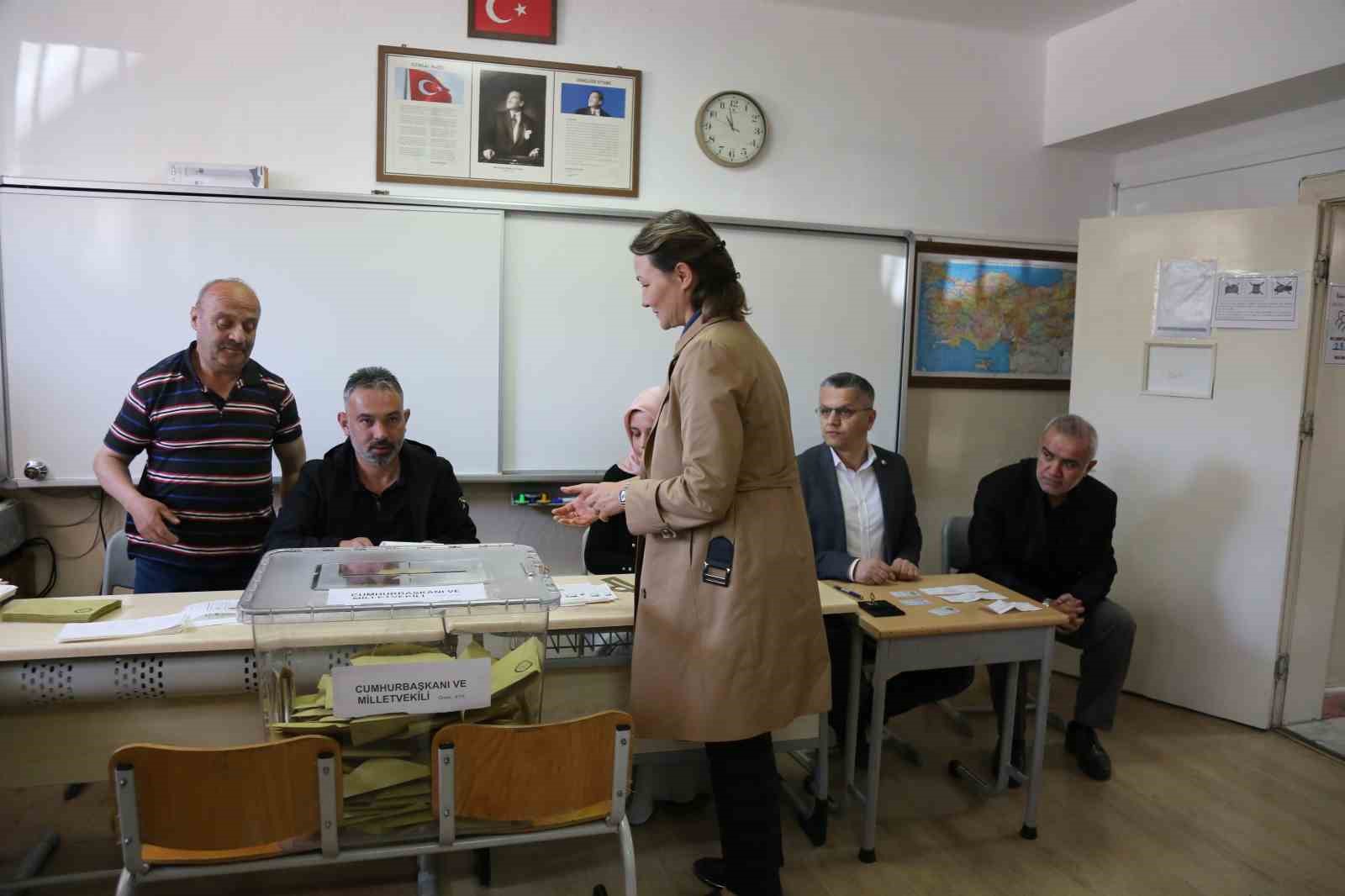 KASTAMONU VALİSİ AVNİ ÇAKIR'IN EŞİ BAHAR ÇAKIR OYUNU KULLANDI