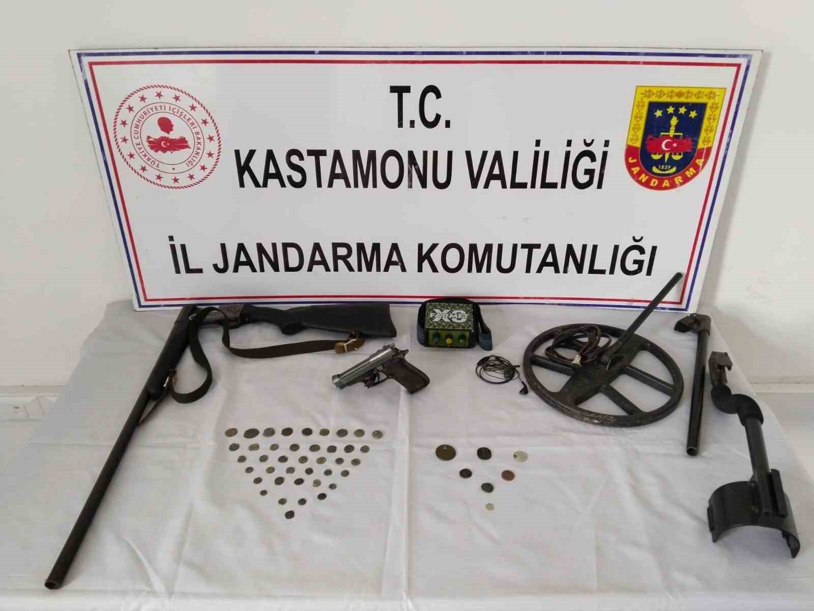 KASTAMONU’NUN SEYDİLER İLÇESİNDE BİR EVDE YAPILAN ARAMADA 47 ADET SİKKE