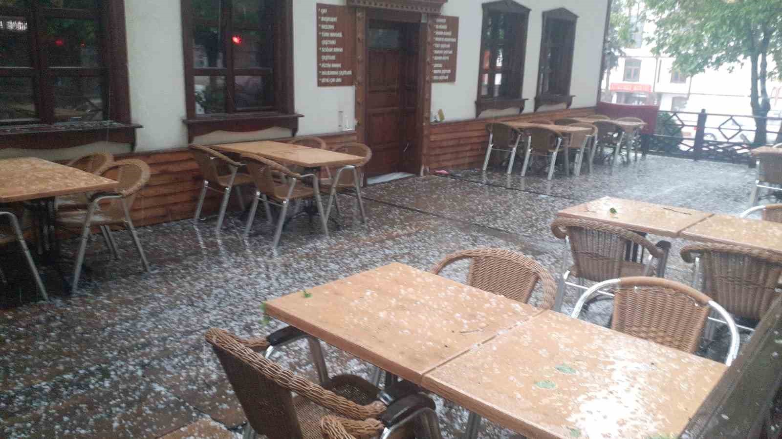 KASTAMONU'NUN AZDAVAY İLÇESİNDE SAĞANAK YAĞIŞ İLE BİRLİKTE DOLU ETKİLİ OLDU.