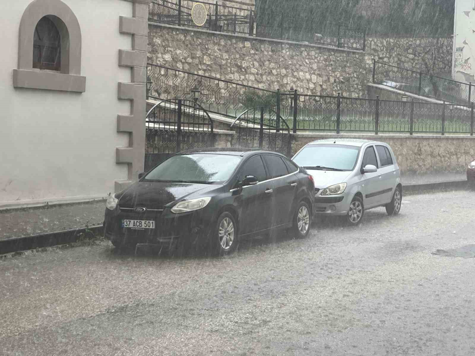 KASTAMONU’DA SAĞANAK YAĞIŞ İLE BİRLİKTE DOLU ETKİLİ OLDU. SAĞANAK YAĞIŞ
