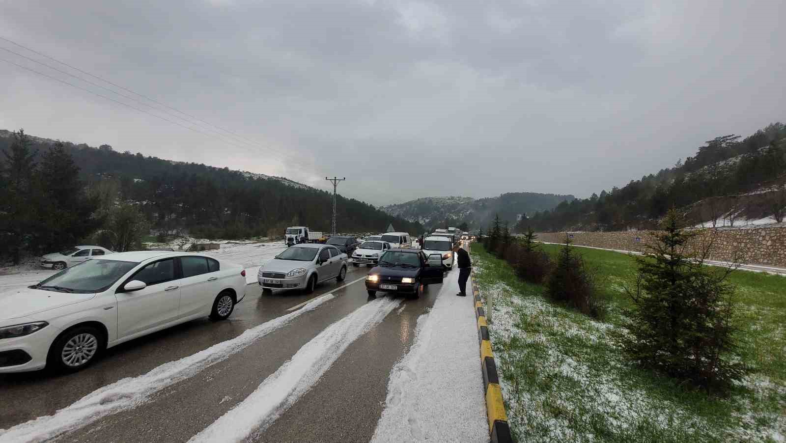 KASTAMONU’DA ETKİLİ OLAN DOLU YAĞIŞI SEBEBİYLE YOLLAR BEYAZ ÖRTÜ İLE