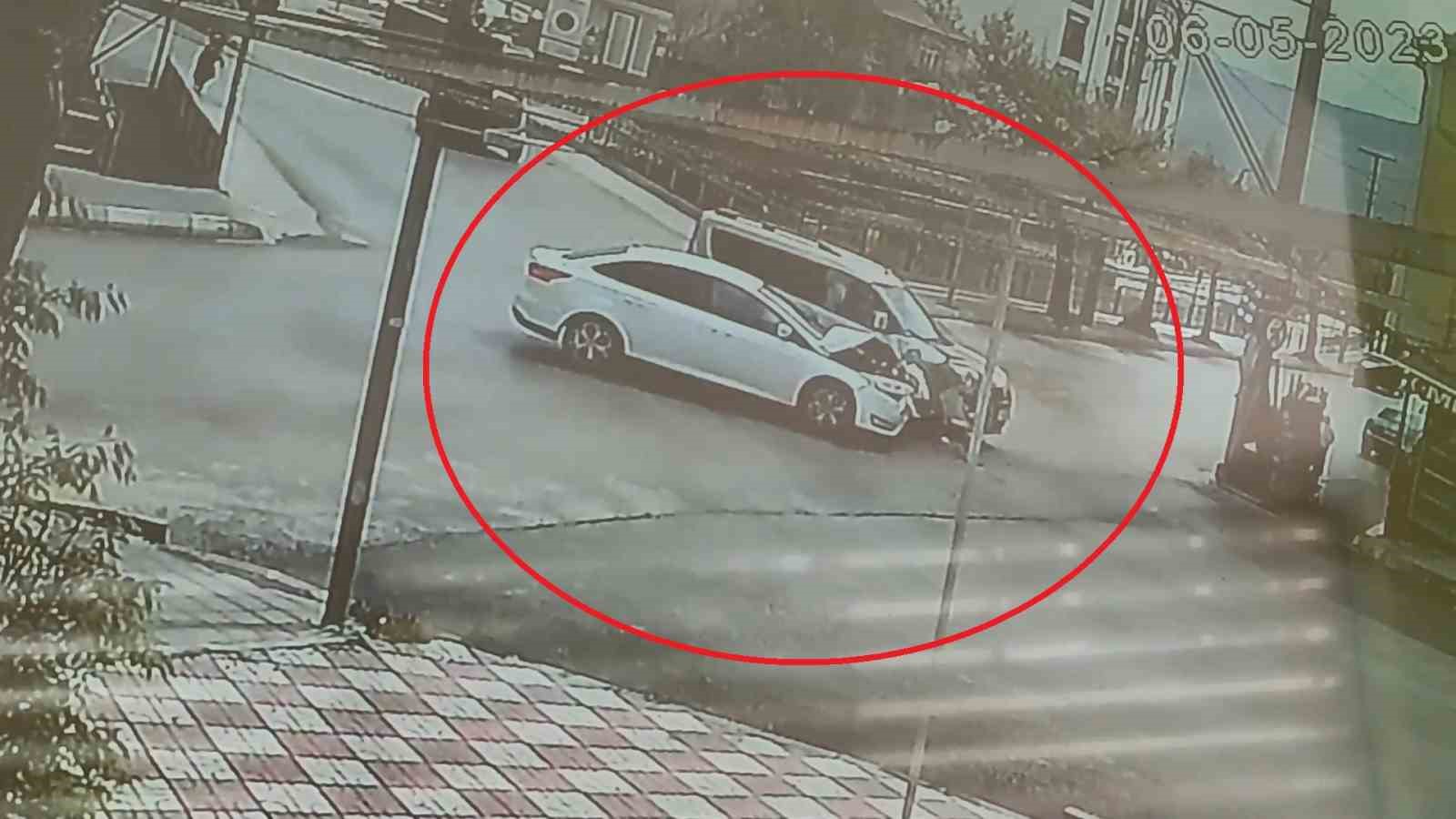 3 KİŞİNİN YARALANDIĞI KAZA KAMERADA