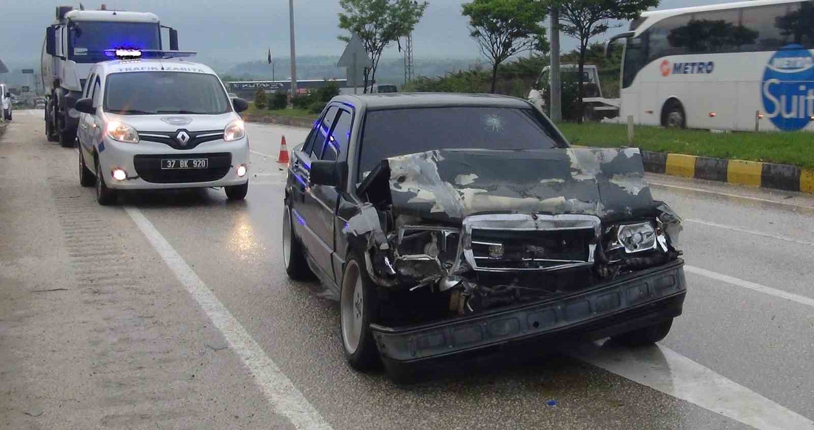KASTAMONU’DA OTOMOBİLİN TIRA ÇARPMASI SONUCU 2 KİŞİ YARALANDI.