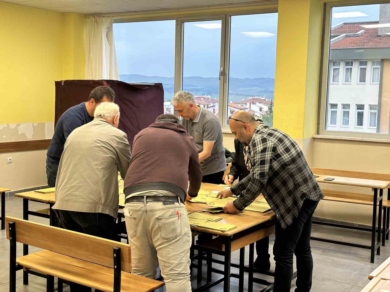 KASTAMONU'DA OY KULLANMA İŞLEMİNİN TAMAMLANMASI İLE BİRLİKTE SANDIKLARDA OY SAYIMINA