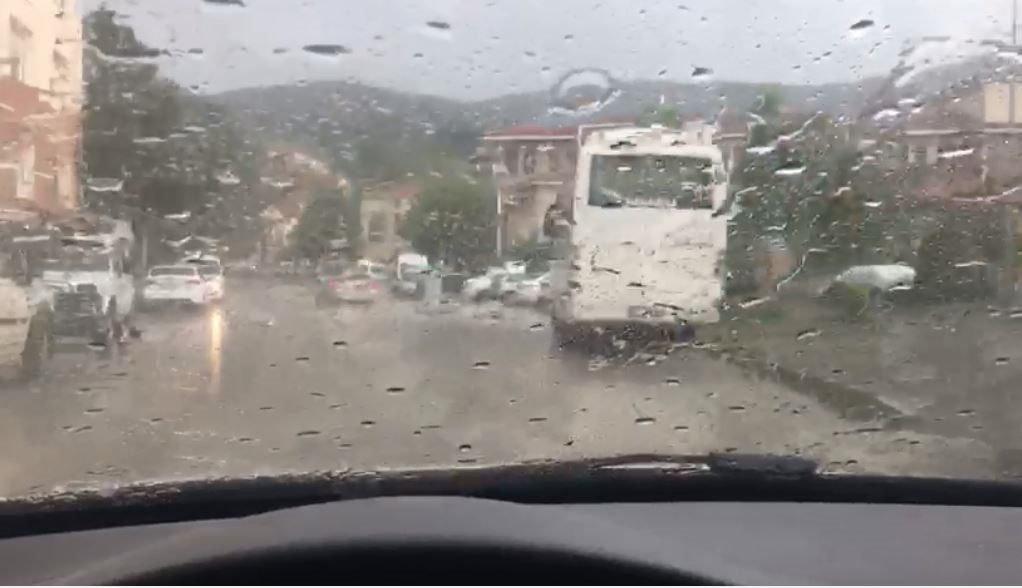 METEOROLOJİNİN ŞİDDETLİ SAĞANAK TAHMİNİNDE BULUNDUĞU KASTAMONU’DA FIRTINA VE KUVVETLİ SAĞANAK