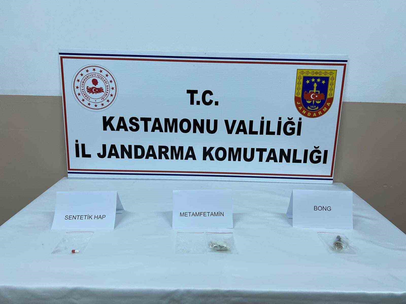KASTAMONU’DA JANDARMA EKİPLERİ TARAFINDAN DÜZENLENEN UYUŞTURUCU OPERASYONUNDA GÖZALTINA ALINAN ŞAHIS