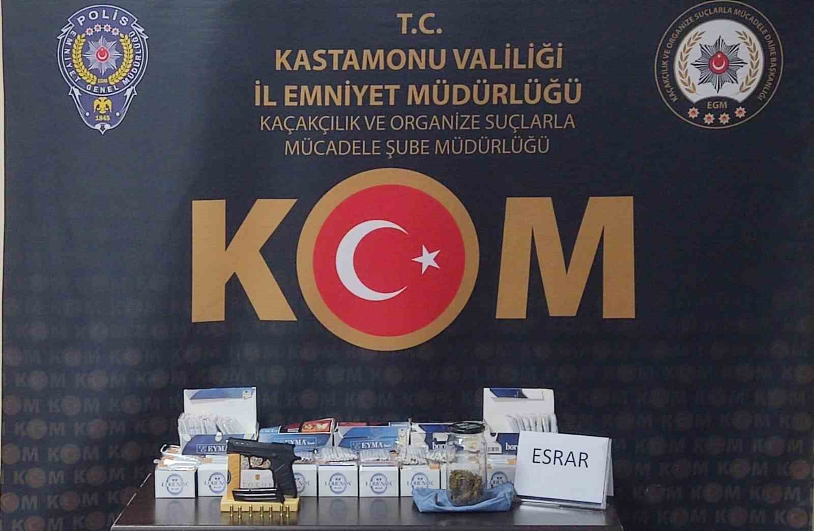 KASTAMONU’DA EMNİYET GÜÇLERİNCE YAPILAN İKİ AYRI OPERASYONDA UYUŞTURUCU İLE YAKALANAN