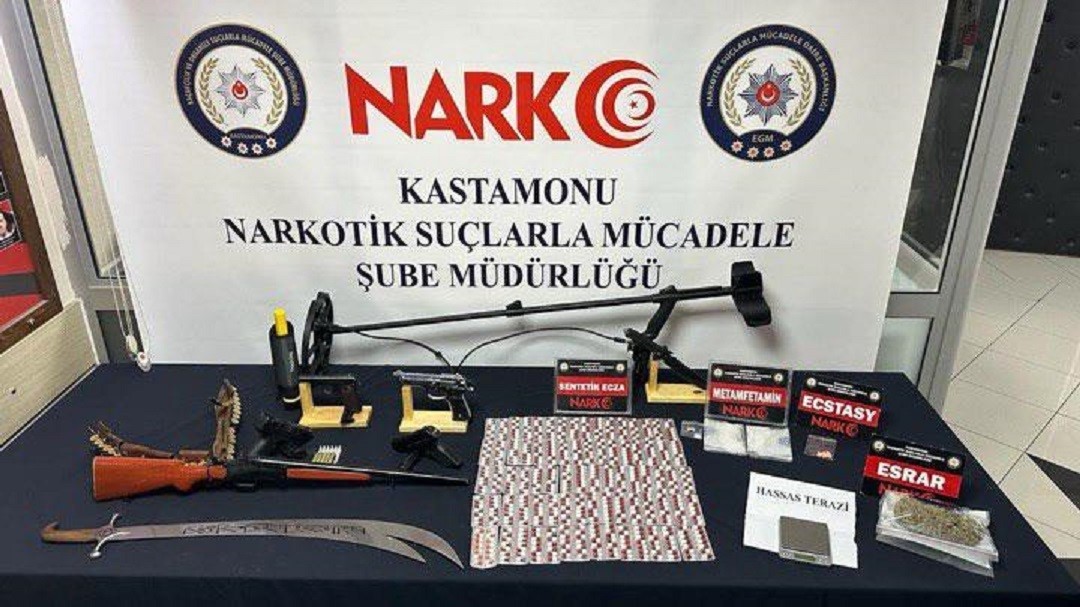 KASTAMONU’DA POLİS EKİPLERİ TARAFINDAN DURDURULAN ARAÇTA UYUŞTURUCU MADDE İLE YAKALANAN