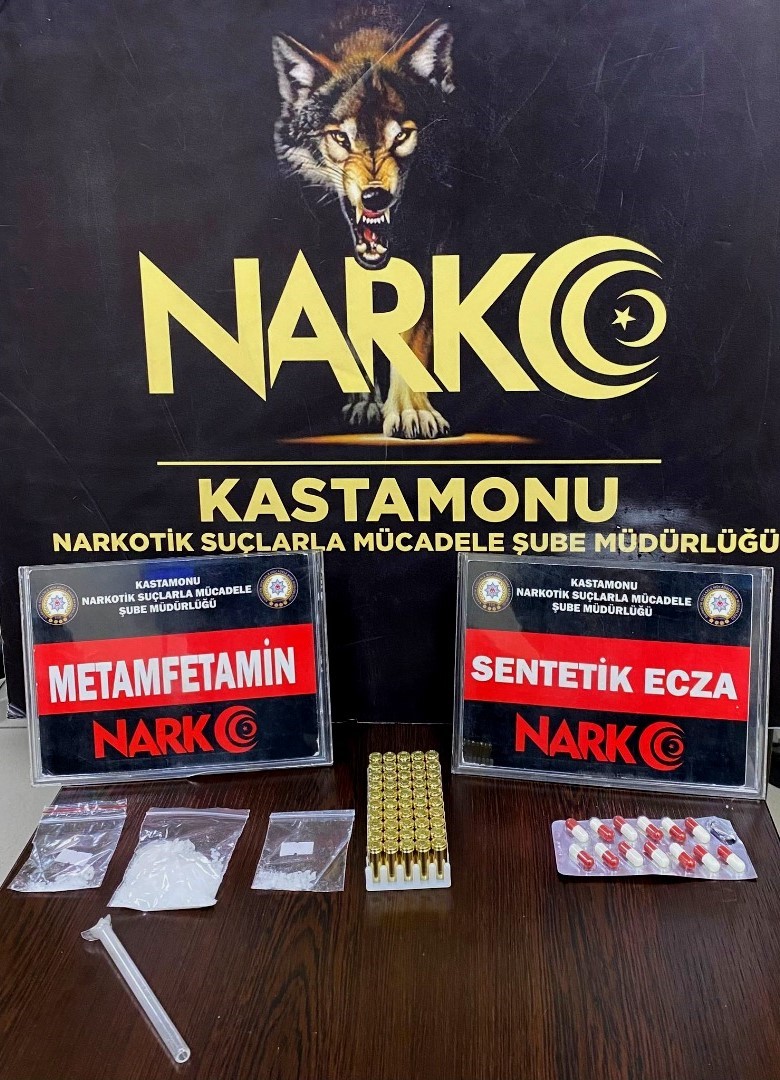KASTAMONU’DA METAMFETAMİN VE SENTETİK ECZA HAPLARLA YAKALANAN ÜÇ ŞÜPHELİ ŞAHIS,