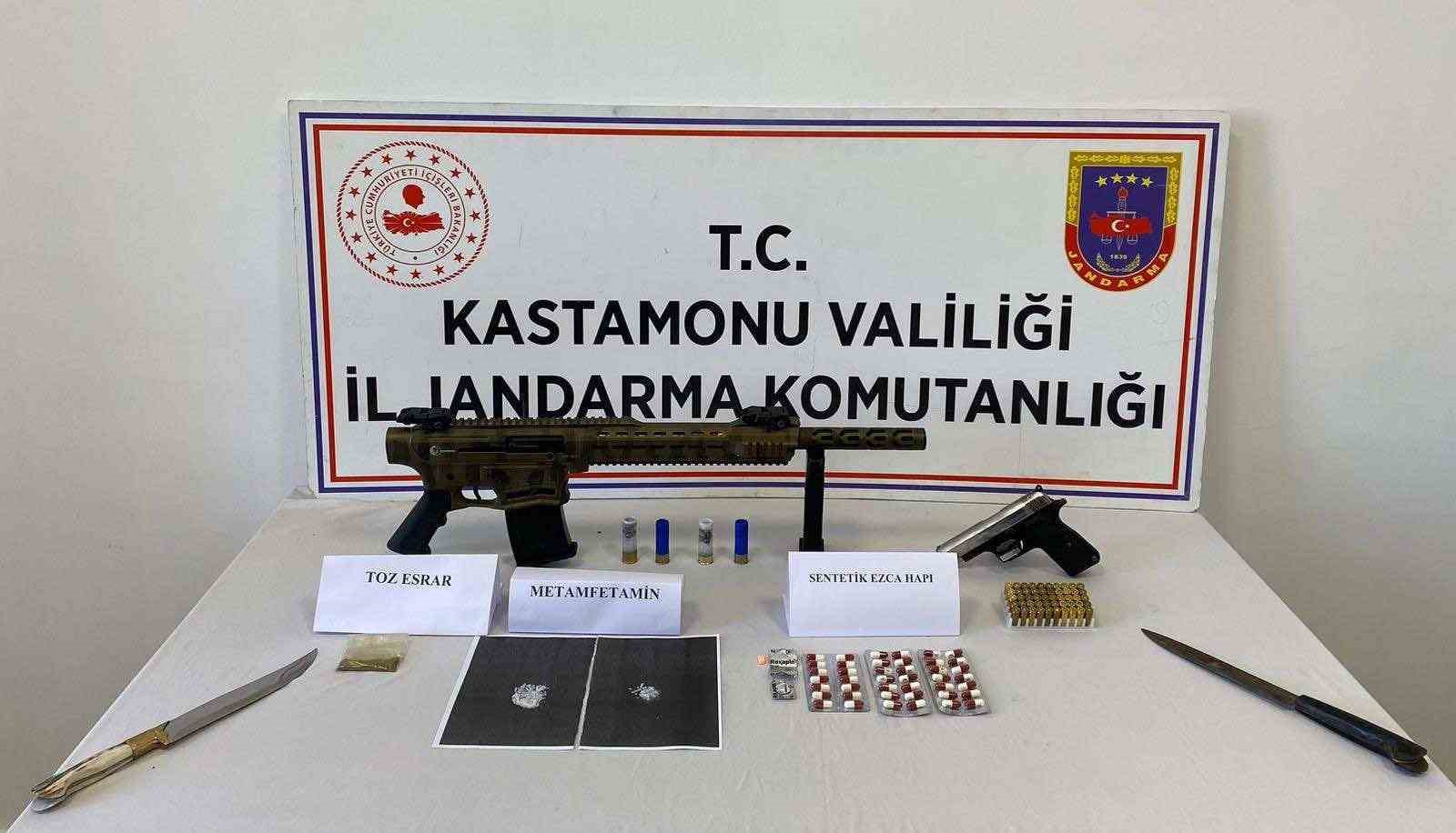 DURDURULAN ARAÇTA EKİPLER TARAFINDAN YAPILAN ARAMADA FARKLI MİKTARLARDA SENTETİK ECZA