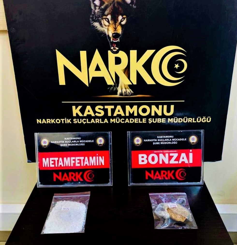 KASTAMONU'DA POLİS EKİPLERİ TARAFINDAN UYUŞTURUCU MADDE İLE YAKALANAN ŞAHIS GÖZALTINA