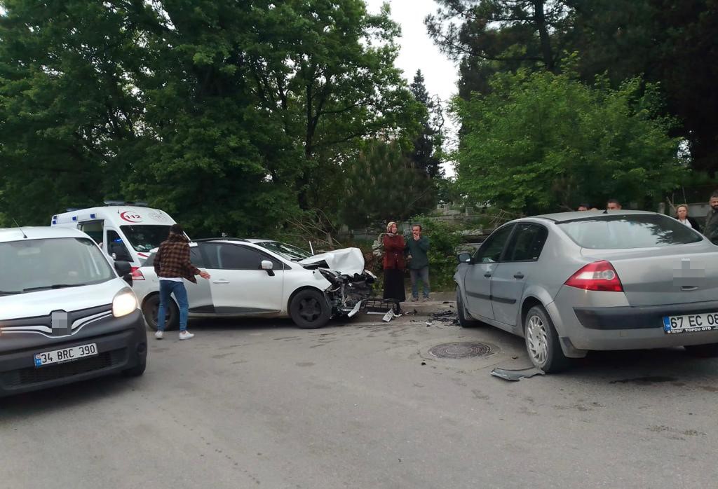 ZONGULDAK’IN ÇAYCUMA İLÇESİNDE KURAL İHLALİ YAPAN SÜRÜCÜLER KAVŞAKTA KAFA KAFAYA