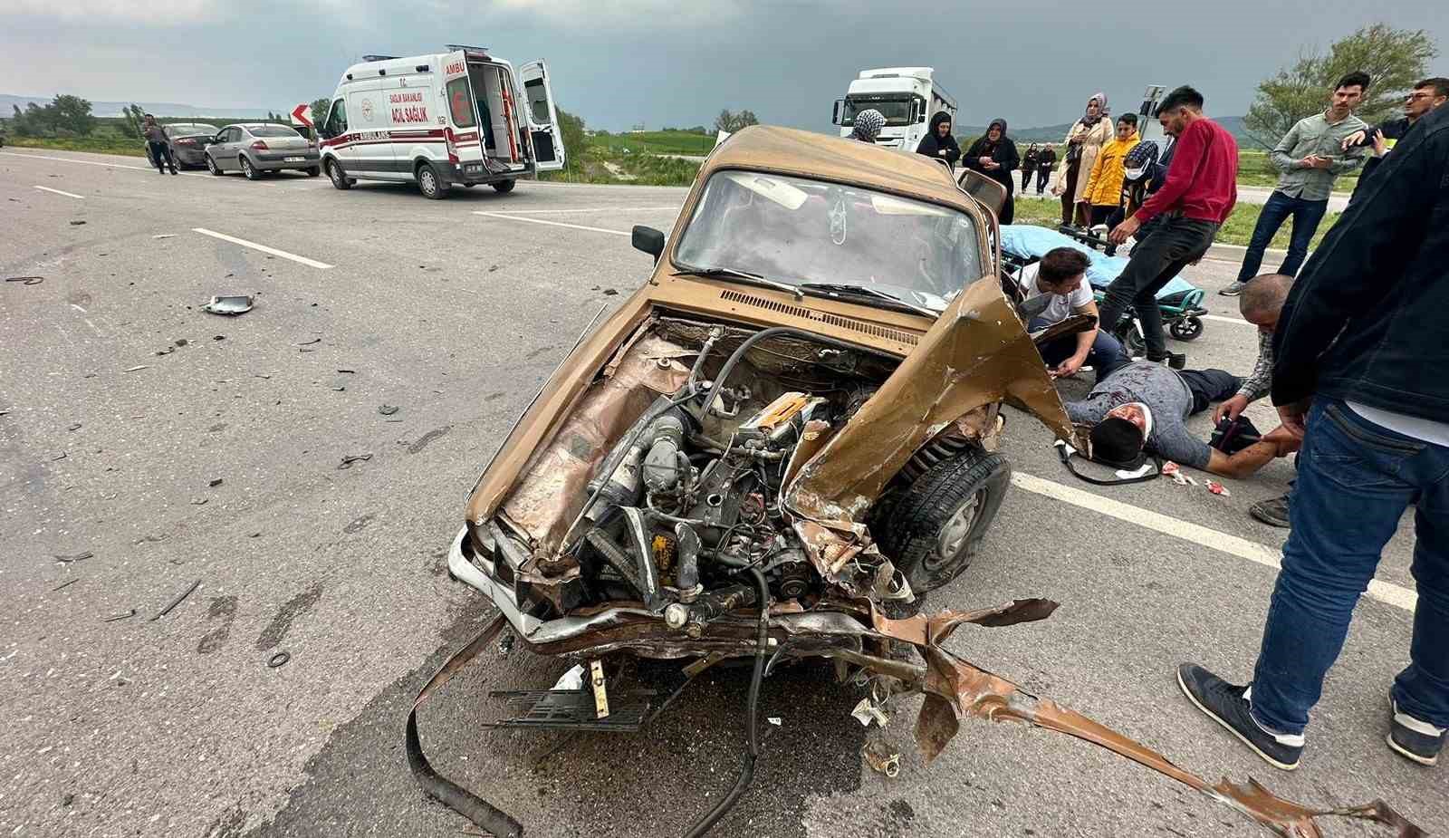 KAVŞAKTA OTOMOBİL İLE KAMYONET ÇARPIŞTI: 2 YARALI