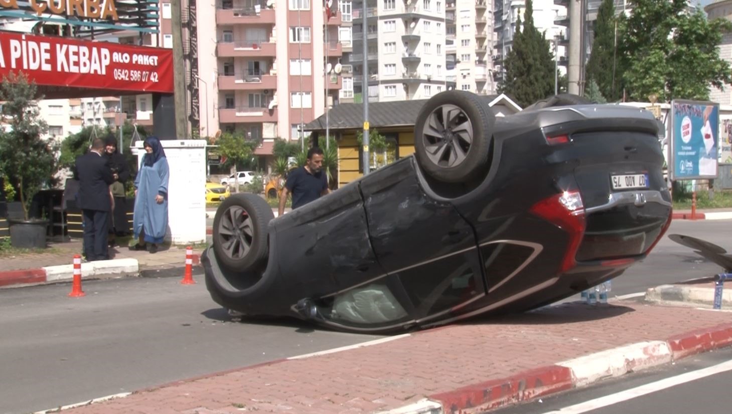 ANTALYA’DA KAVŞAKTA ÇARPIŞAN İKİ OTOMOBİLDEN BİRİ TAKLA ATTI, HAFİF YARALANAN