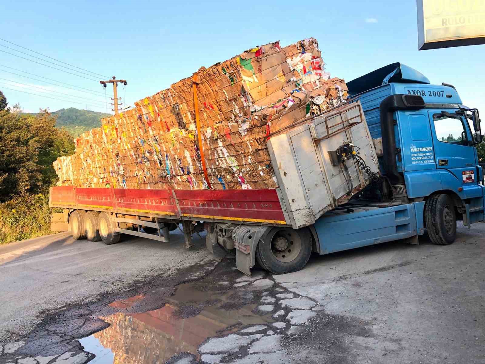 ZONGULDAK'IN EREĞLİ İLÇESİNDE KAVŞAKTAN DÖNERKEN MAKASI KIRILAN YOLDA KALINCA TRAFİK