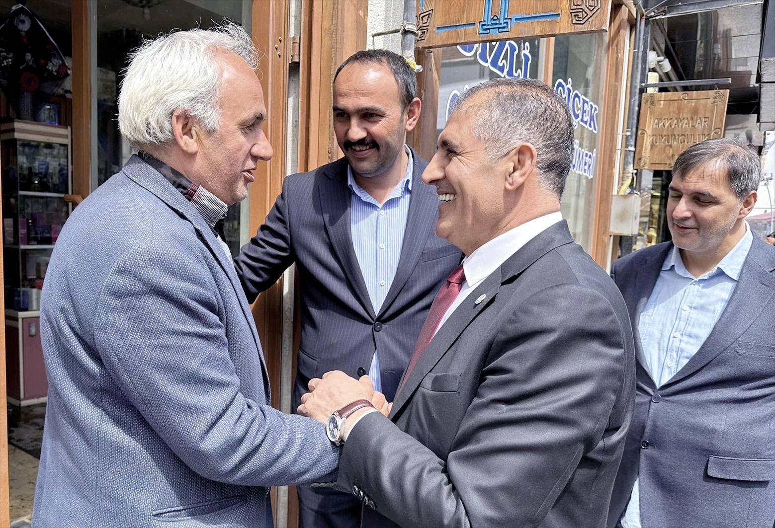 ÜLKENİN KADERİNİ ÇOK YAKINDAN BELİRLEYECEK SEÇİMLERE BİRKAÇ GÜN KALA ZİYARETLERİNİ