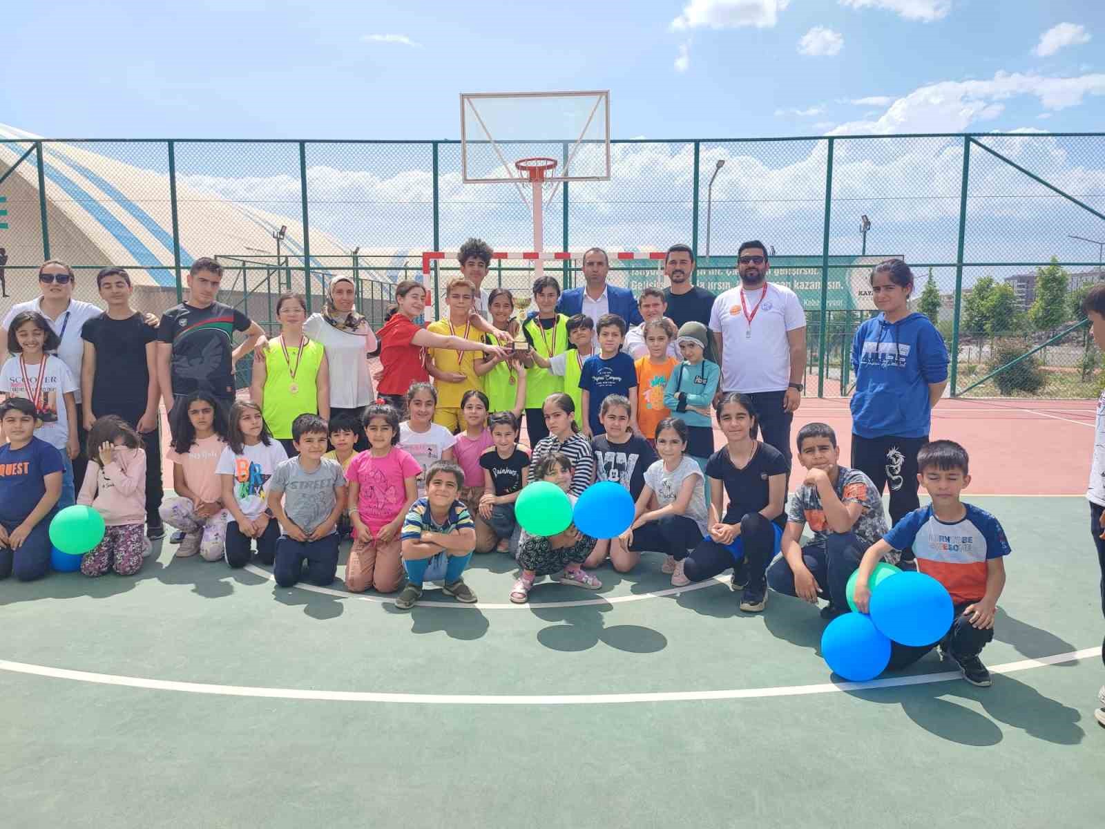 DİYARBAKIR'DA KAYAPINAR BELEDİYESİ, GENÇLİK VE SPOR ŞUBE MÜDÜRLÜĞÜ BÜNYESİNDE BULUNDURDUĞU
