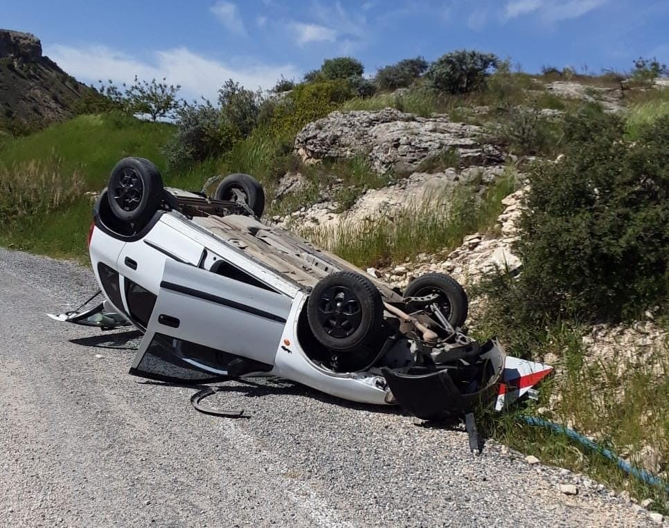 KAYAYA ÇARPAN OTOMOBİL DEVRİLİP TERS DÖNDÜ: 1 YARALI