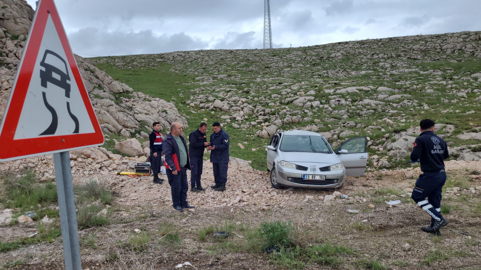 SİVAS’IN GÜRÜN İLÇESİNDE YAĞMUR SONRASI KAYGANLAŞAN YOLDA KAZA MEYDANA GELDİ,