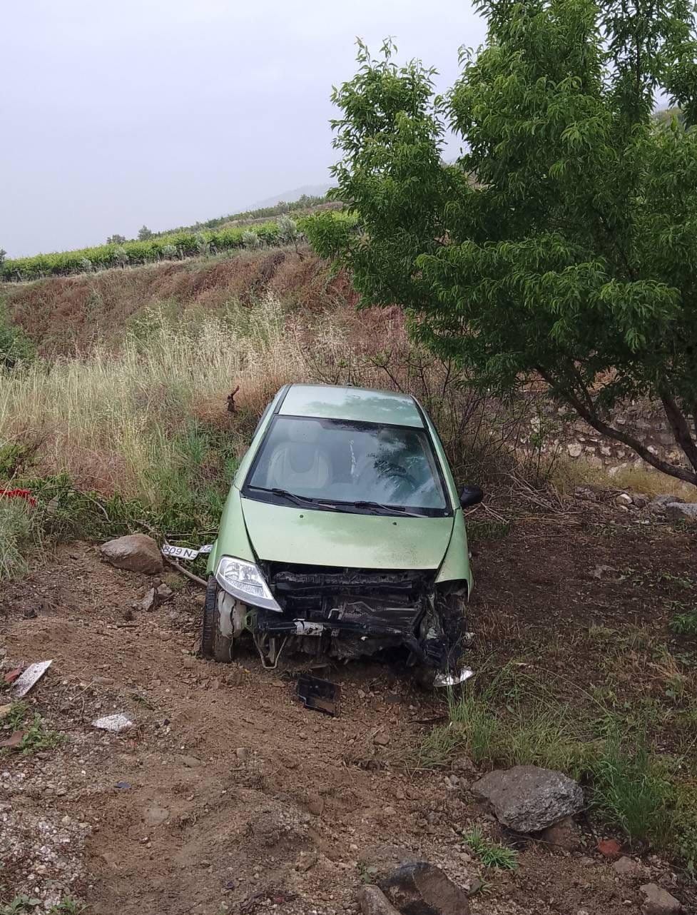 DENİZLİ’DE YAĞIŞIN ETKİSİYLE KAYGANLAŞAN YOLDA SÜRÜCÜSÜNÜN KONTROLÜNDEN ÇIKAN OTOMOBİL, TARLAYA