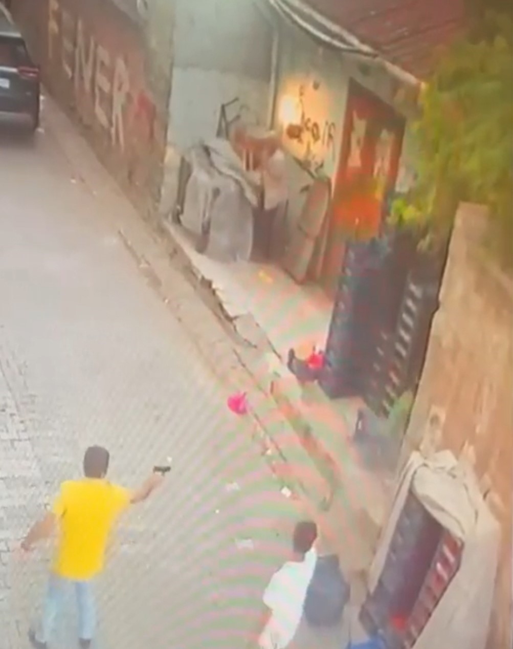 ADANA’DA KAYINBABA VE KAYINBİRADERİN KALDIRIMDA OTURAN DAMADA EŞİYLE TARTIŞTIĞI İÇİN