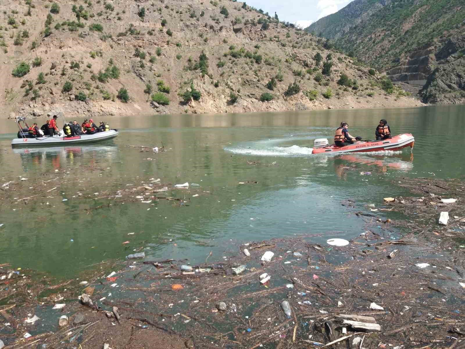 ARTVİN'DE ŞAVŞAT İLÇESİNDE ÇORUH NEHRİNE DÜŞEN KAMYONET SÜRÜCÜSÜ ZÜBEYİR TOPAL'I