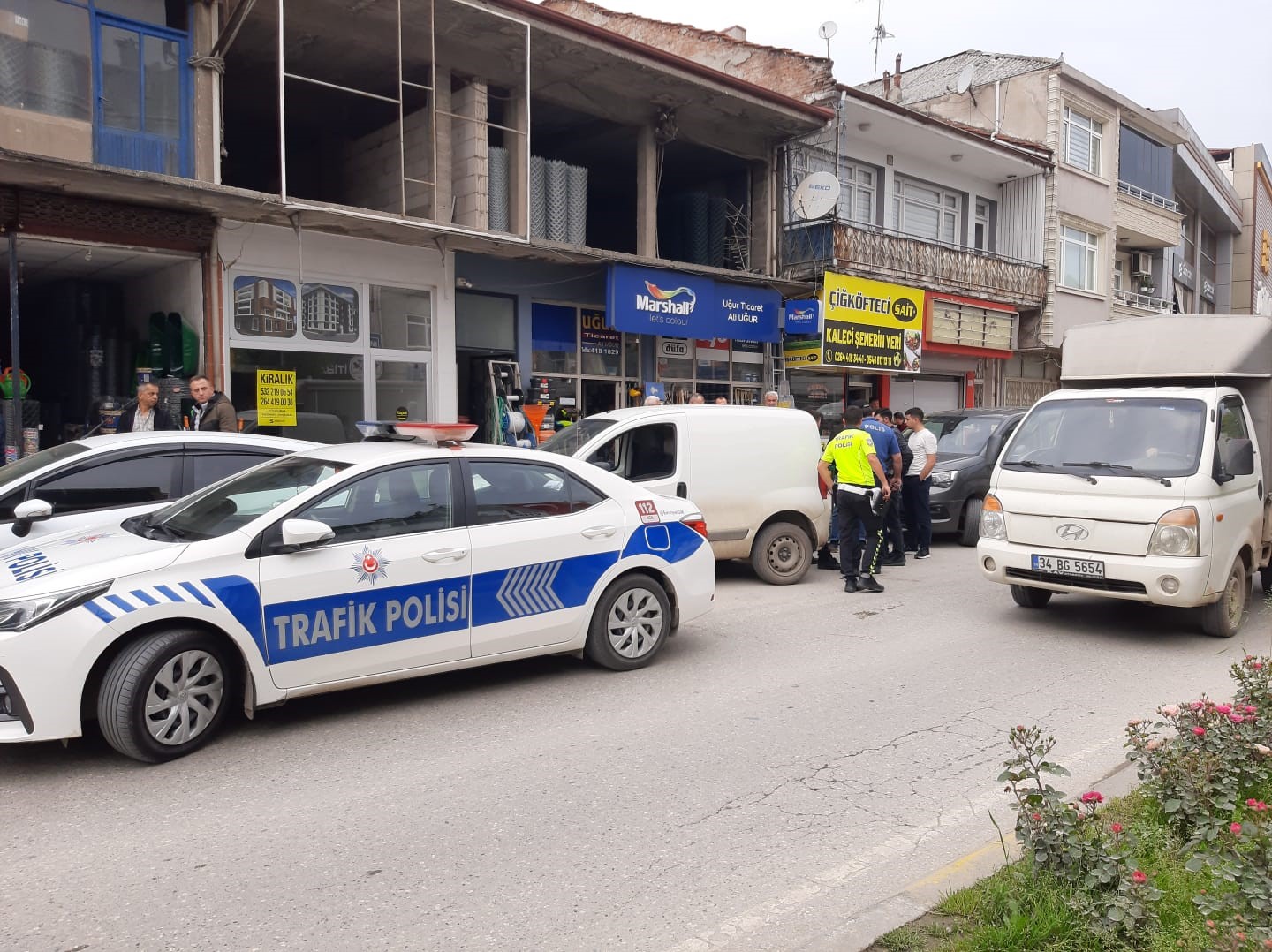 SAKARYA’NIN AKYAZI İLÇESİNDE KAYITSIZ PLAKA İLE TRAFİĞE ÇIKAN HAFİF TİCARİ