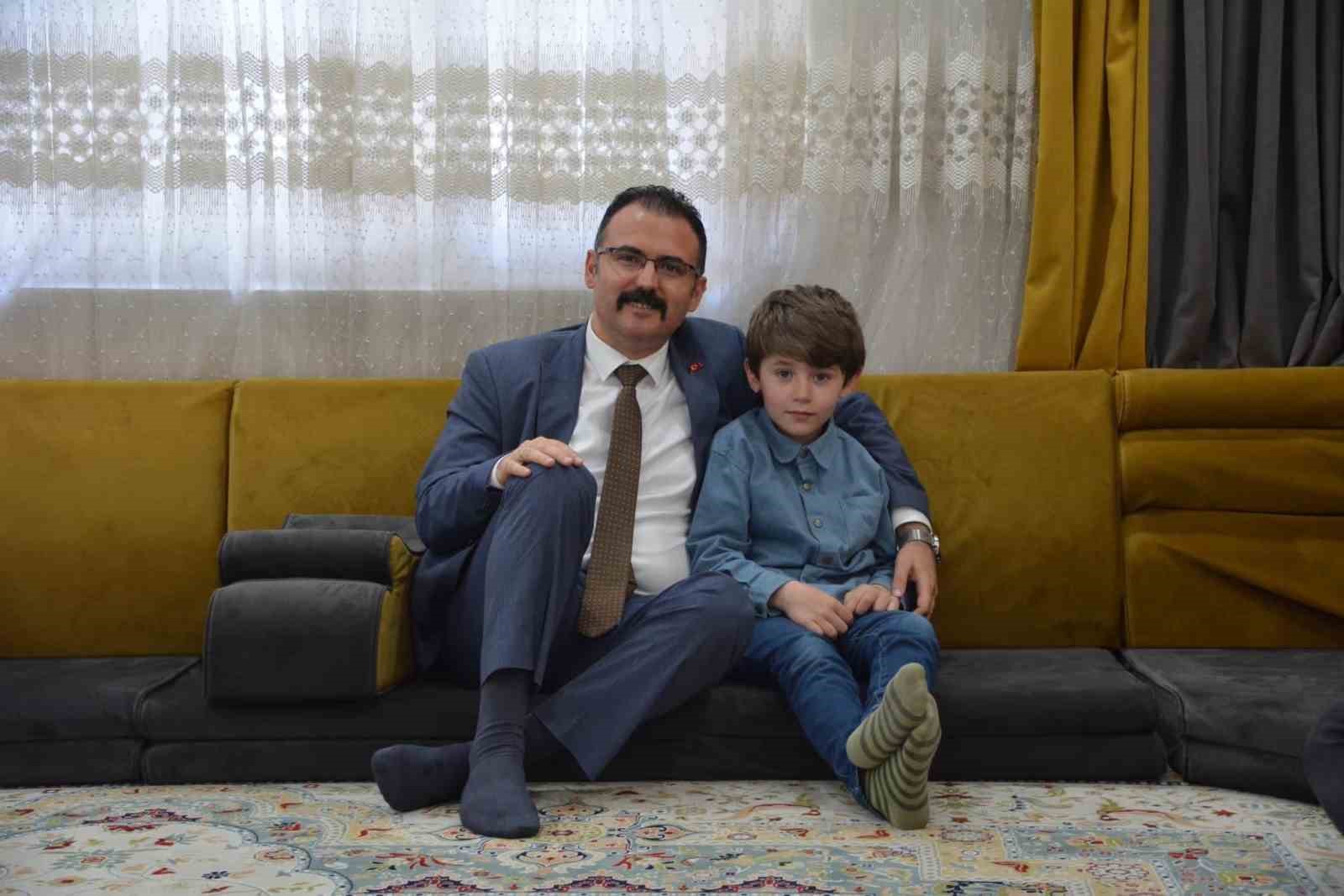HAKKARİ'NİN ŞEMDİNLİ İLÇE KAYMAKAMI ALİ EKBER ATEŞ, ŞEHİT AİLELERİNİ VE