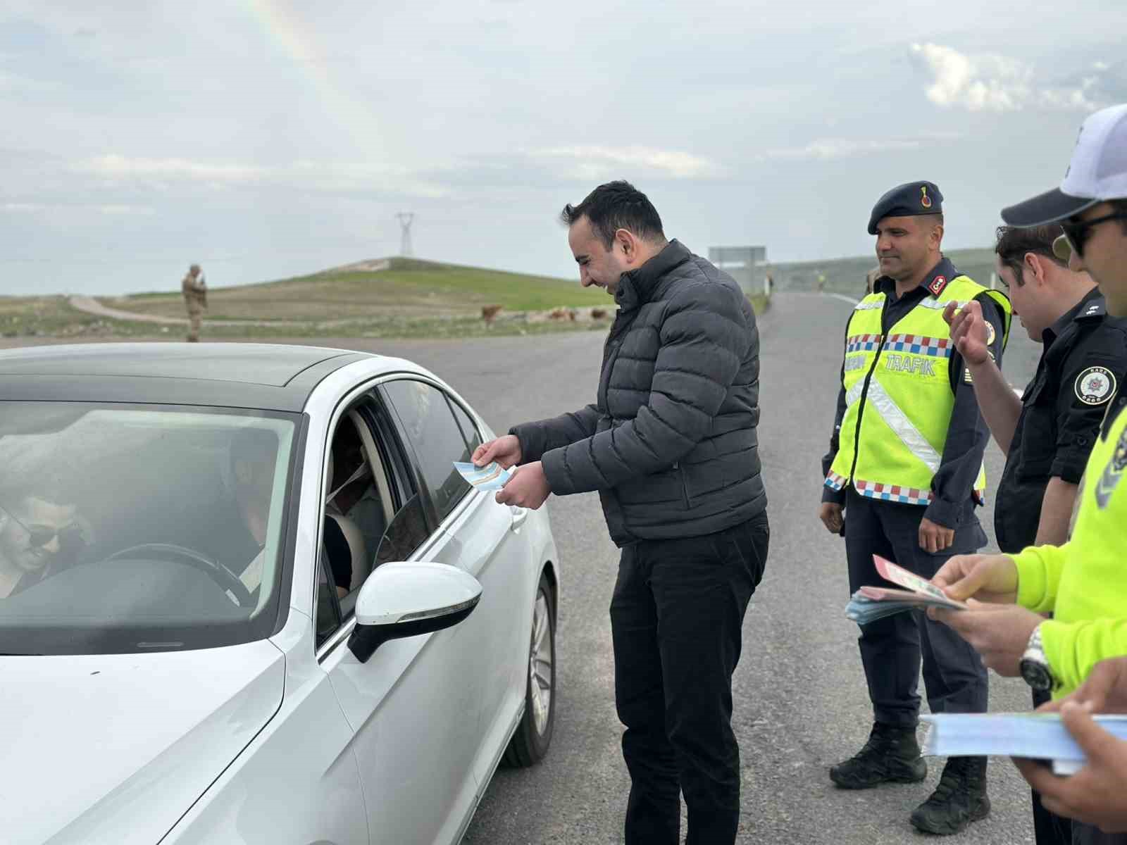 DİGOR KAYMAKAMI ORHAN GAZİ KARAKAŞ, TRAFİK HAFTASI ETKİNLİKLERİ ÇERÇEVESİNDE SÜRÜCÜLERE