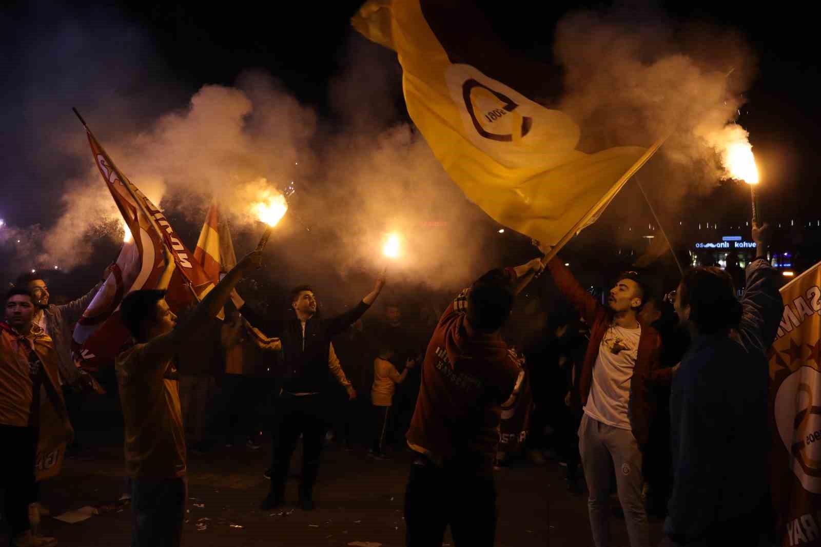 GALATASARAY'IN LİGİN BİTİMİNE 2 HAFTA KALA ŞAMPİYONLUĞU GARANTİLEMESİ KAYSERİ'DE COŞKUYLA