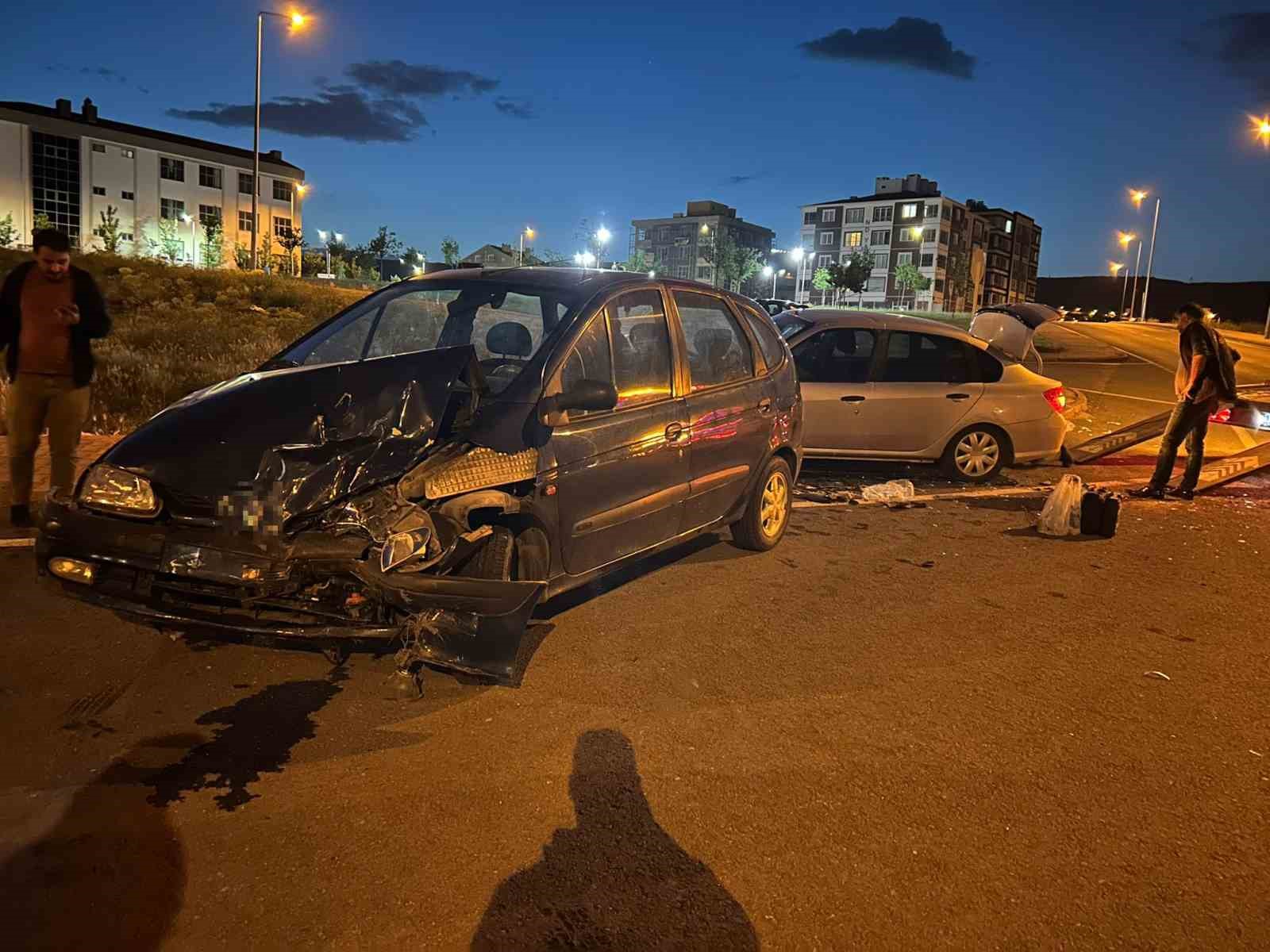 KAYSERİ’NİN MELİKGAZİ İLÇESİNDE 2 OTOMOBİLİN ÇARPIŞMASI SONUCU MEYDANA GELEN OLAYDA,