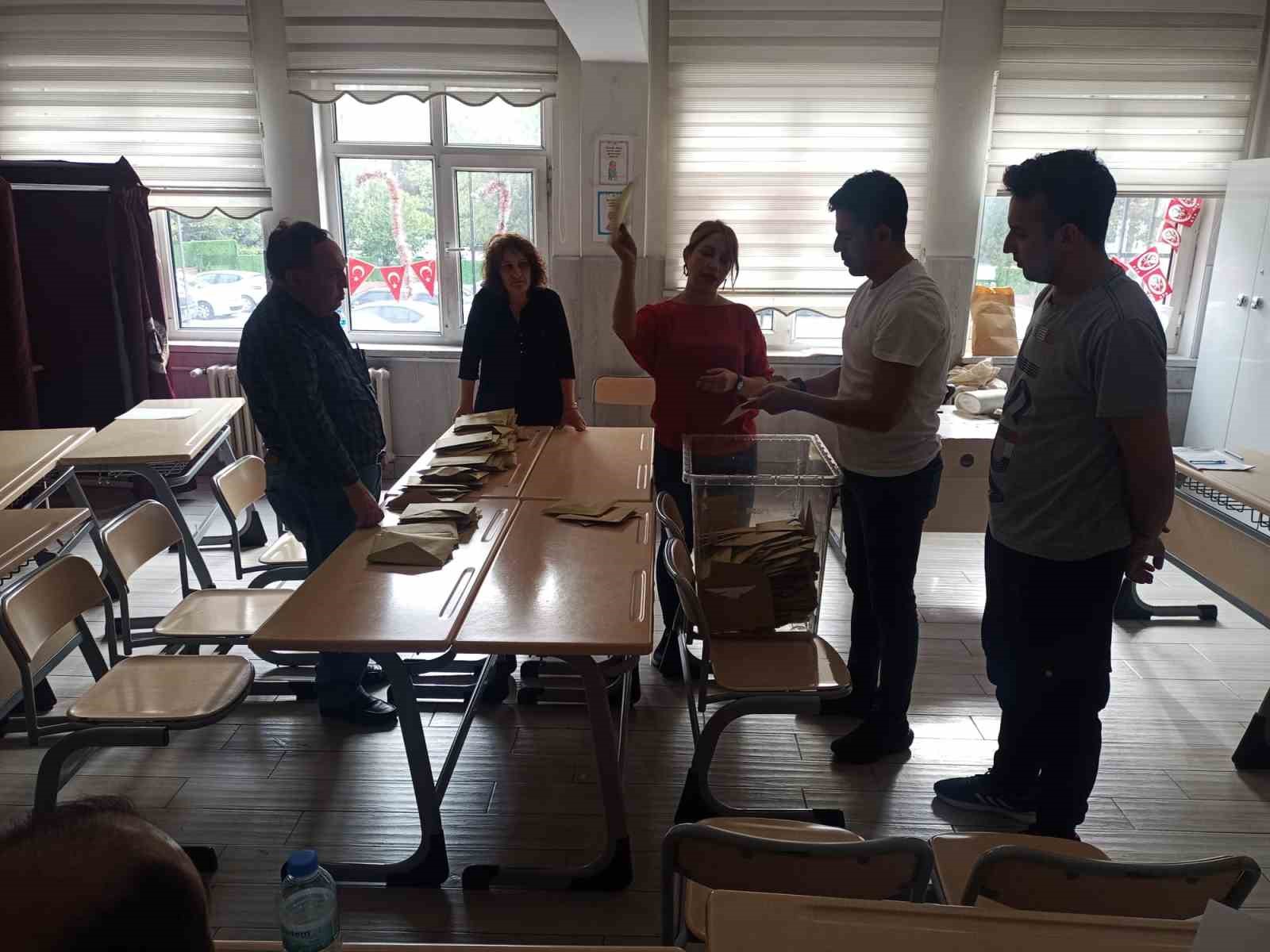KAYSERİ'DE OY VERME İŞLEMİ SAAT 17.00 İTİBARİYLE TAMAMLANIRKEN SANDIKLAR AÇILMAYA