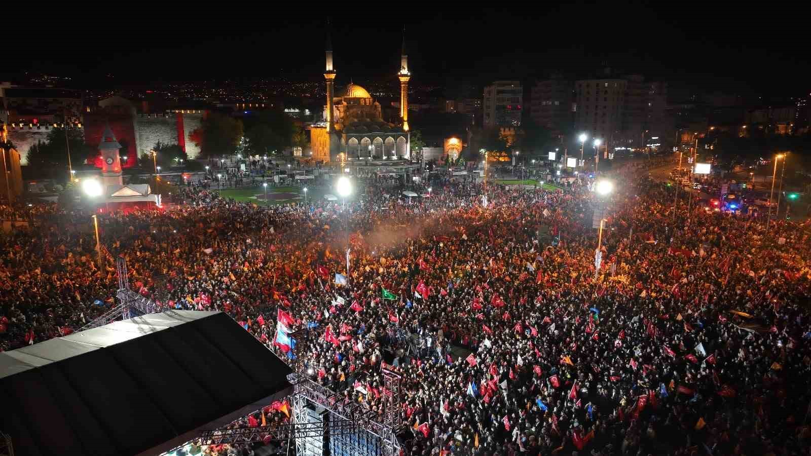 CUMHURBAŞKANI RECEP TAYYİP ERDOĞAN'IN YENİDEN SEÇİLMESİNİ KUTLAYAN BİNLERCE VATANDAŞ, KAYSERİ