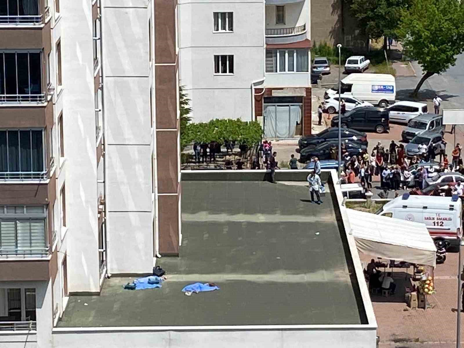KAYSERİ'NİN MELİKGAZİ İLÇESİNDE BALKONDAN DÜŞMEK ÜZERE OLAN ÇOCUĞUNU KURTARMAK İSTEYEN