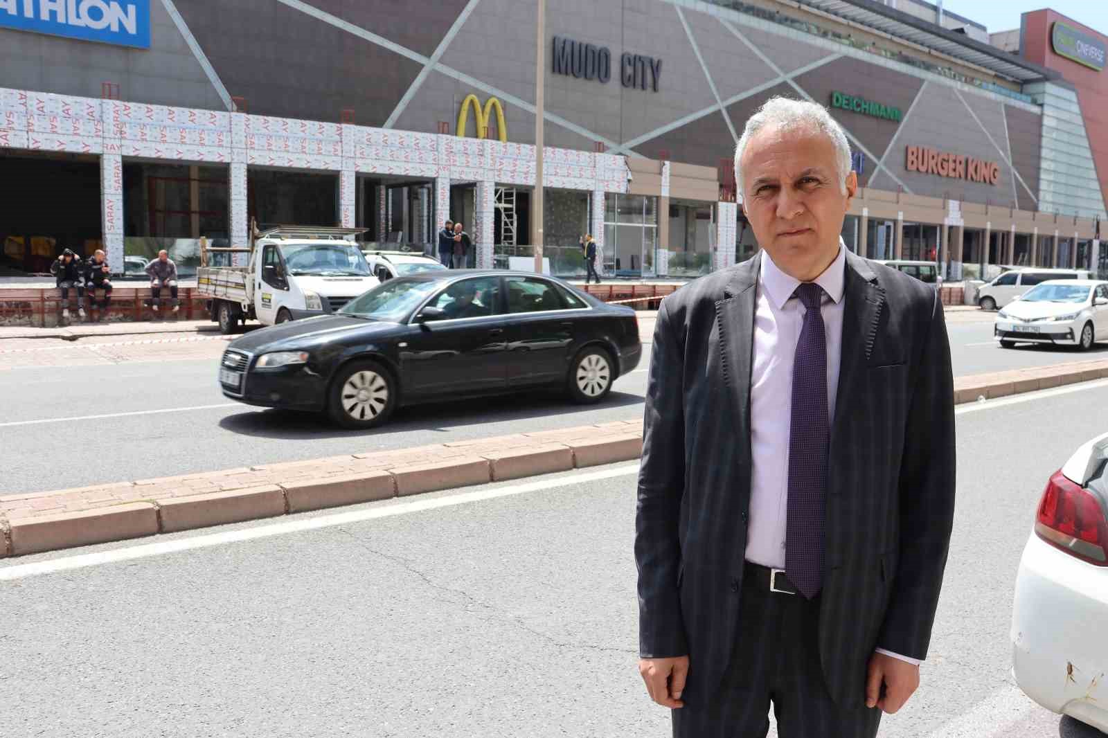 TÜKETİCİLER BİRLİĞİ GENEL BAŞKANI MAHMUT ŞAHİN, KAYSERİPARK’TA KAÇAK İNŞAATIN YAPIMI