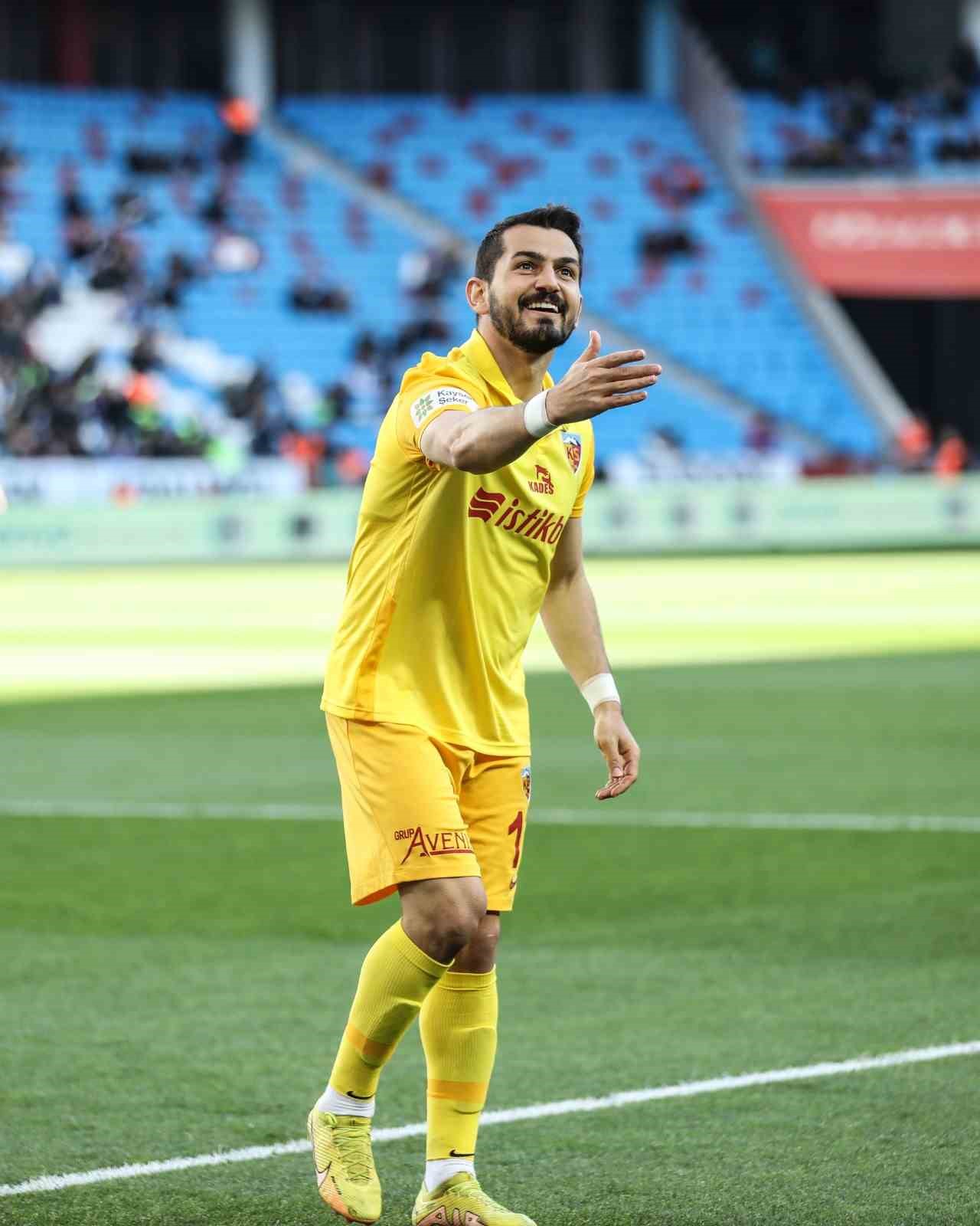 YUKATEL KAYSERİSPOR’DA KANAT OYUNCUSU EMRAH BAŞSAN, HAFTA İÇİ GERÇEKLEŞTİRİLEN ANTRENMANDA