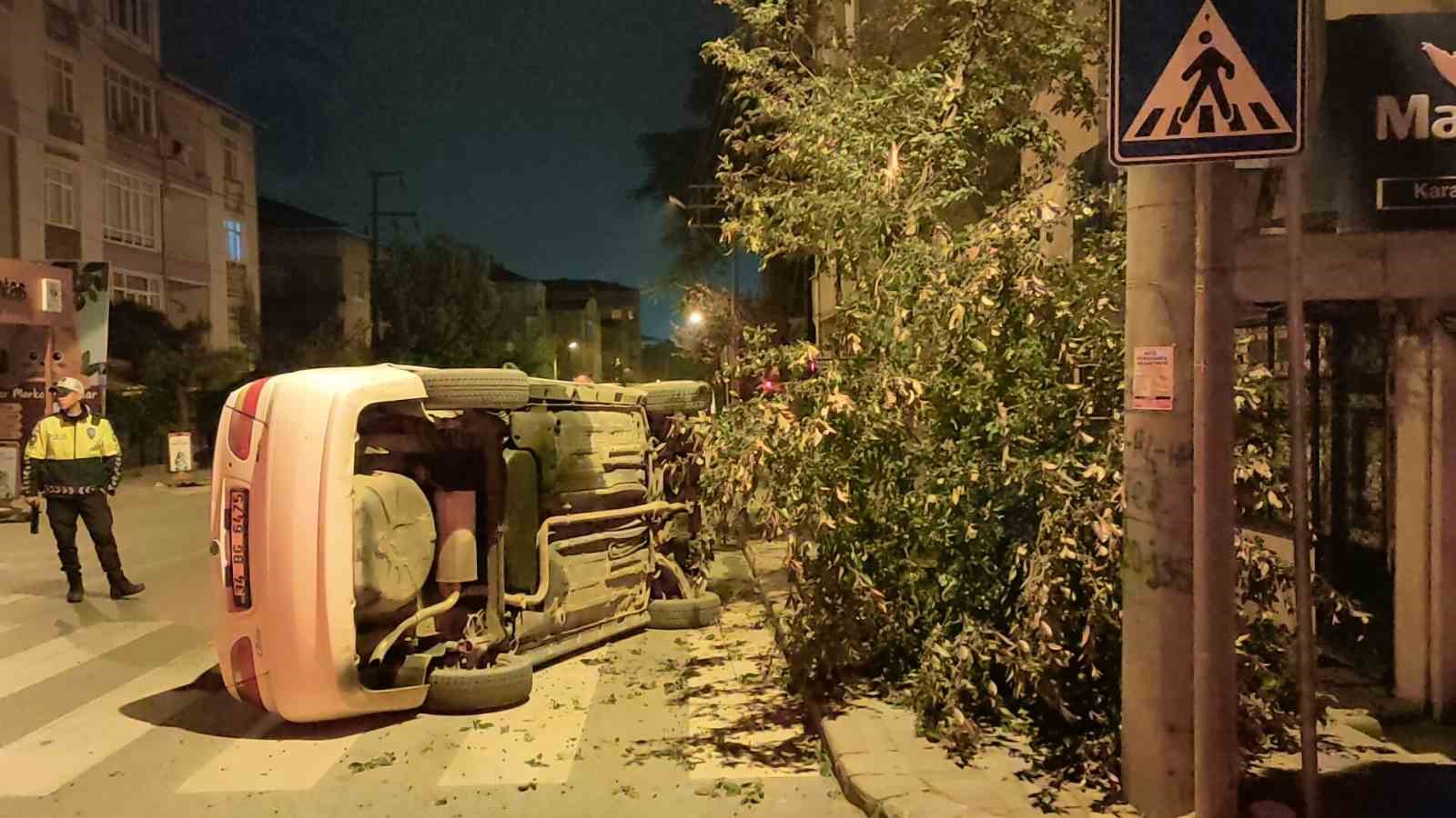 KOCAELİ'NİN GEBZE İLÇESİNDE AĞACA ÇARPARAK TAKLA ATAN OTOMOBİL İHBARINA GELEN