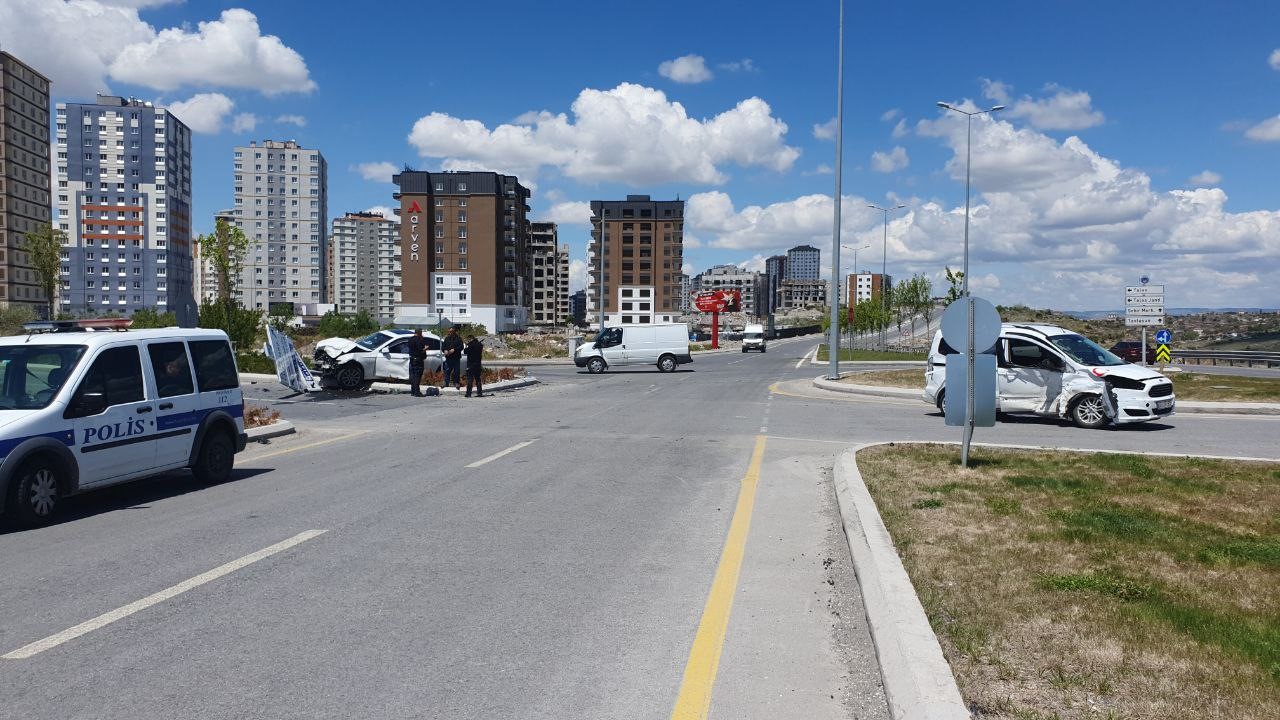 KAYSERİ’NİN TALAS İLÇESİNDE KAZA YAPAN OTOMOBİLİN YOLUN ORTASINDAKİ REFÜJE UÇTUĞU