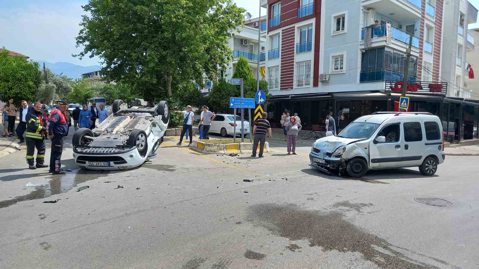 AYDIN'IN EFELER İLÇESİNDE TİCARİ ARAÇ VE OTOMOBİLİN KARIŞTIĞI TRAFİK KAZASINDA