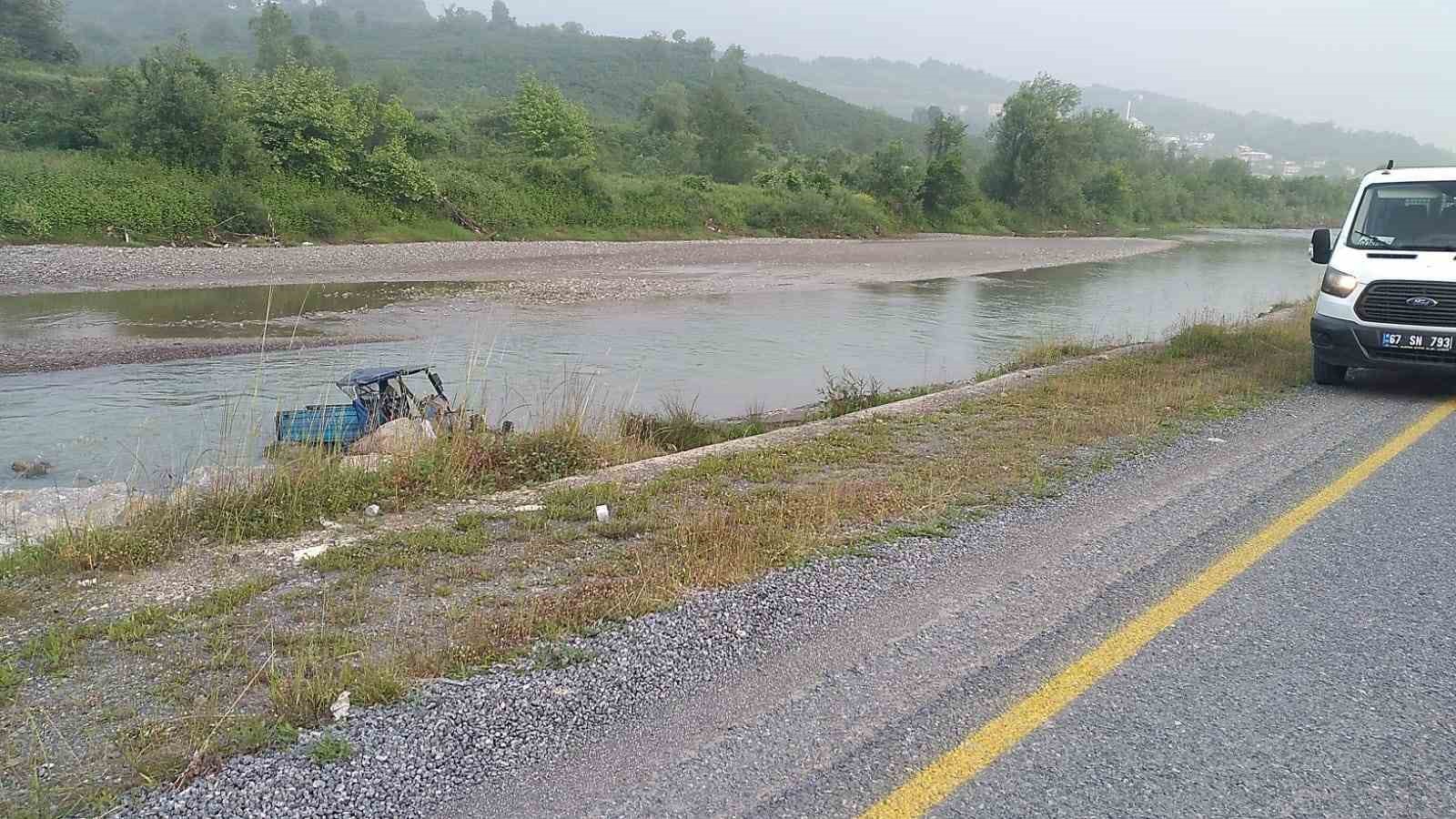 ZONGULDAK (İHA) - ZONGULDAK’IN ALAPLI MOLLABEY YOLUNDA BİR PATPAT SÜRÜCÜSÜ,