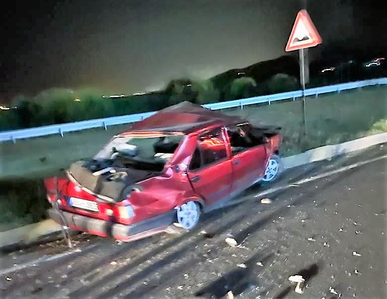 DENİZLİ'NİN SARAYKÖY İLÇESİNDE KARGO KAMYONUNUN ÇARPMASI SONUCU KAĞIT GİBİ EZİLEN