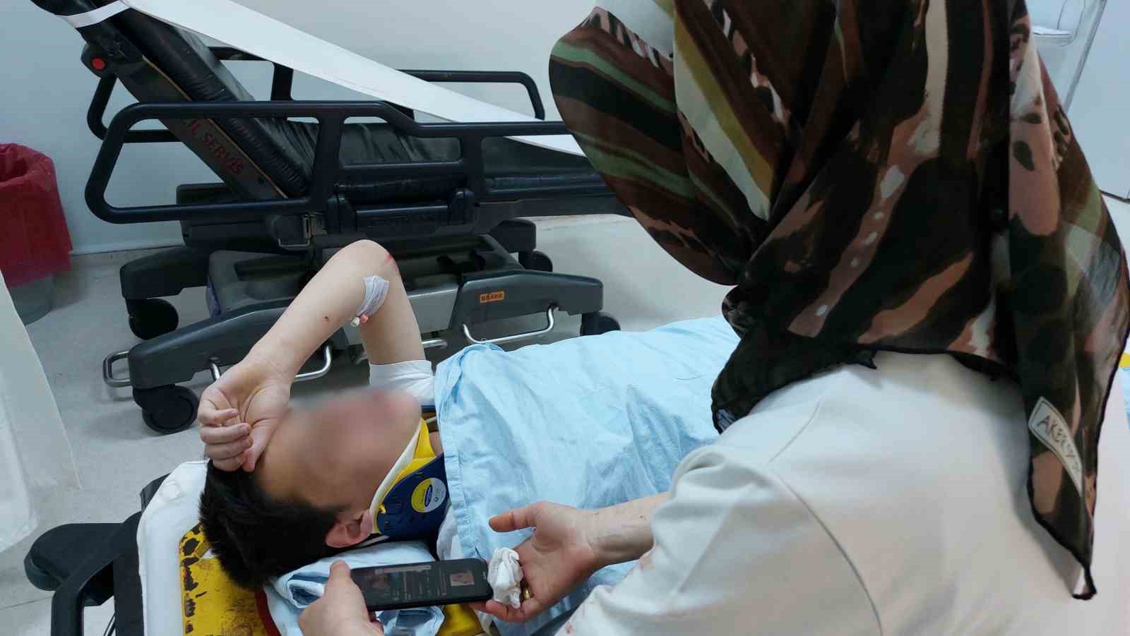 SAMSUN'DA OTOMOBİLİN ÇARPTIĞI 15 YAŞINDAKİ ÇOCUK KALDIRILDIĞI HASTANEDE SEDYEDE YATARKEN
