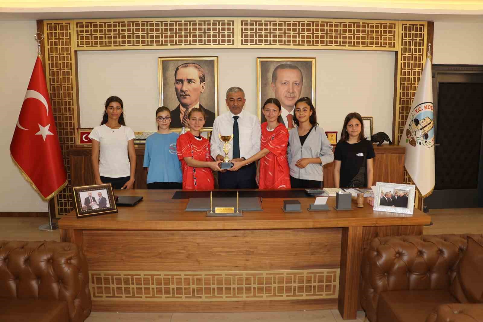 KOÇARLI BELEDİYE SPOR ATLETİZM TAKIMI KATILDIKLARI YARIŞLARDA KAZANDIKLARI KUPAYI KOÇARLI