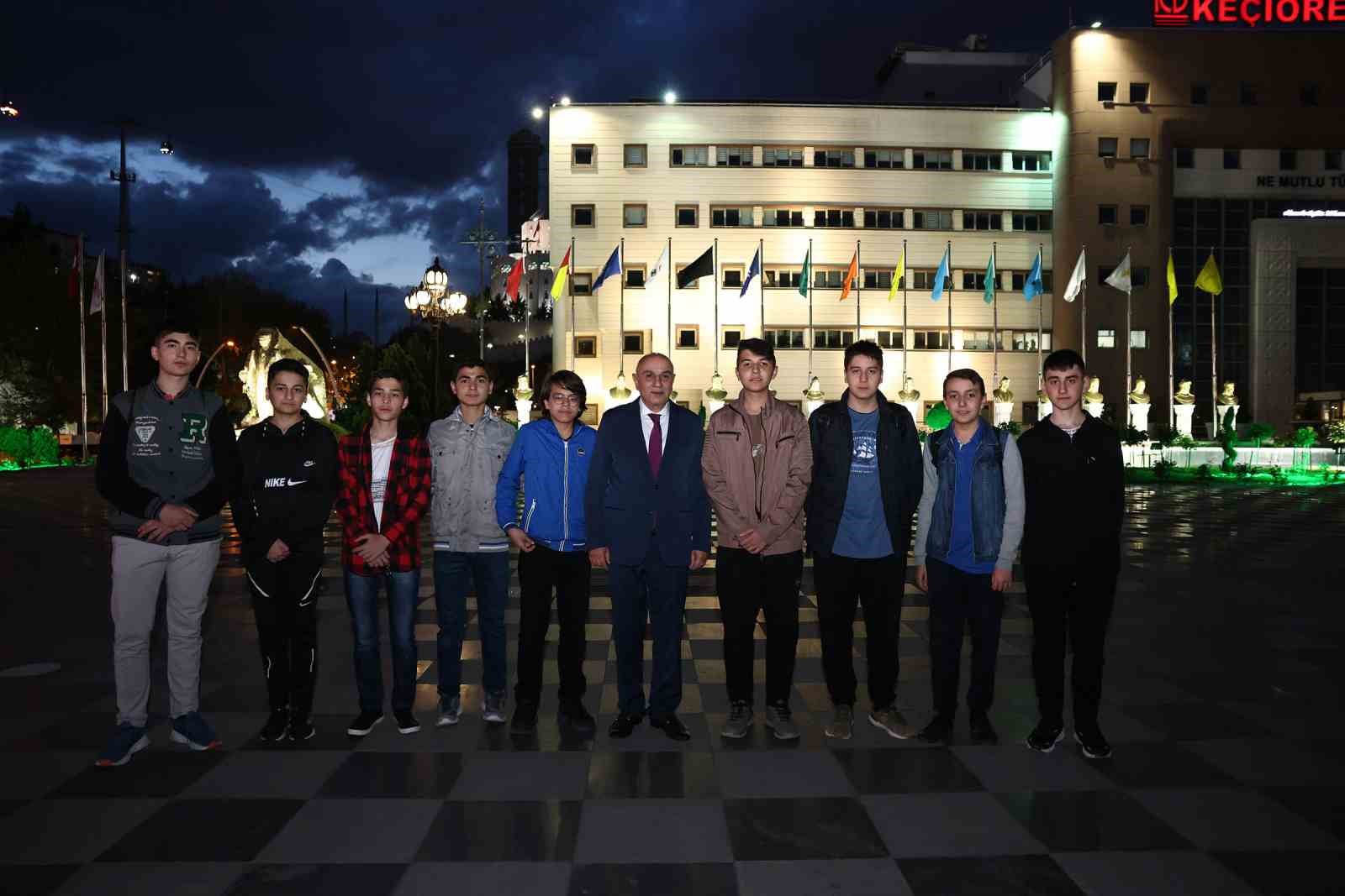 KEÇİÖREN BELEDİYESİ, “ÇANAKKALE’Yİ GÖRMEYEN GENÇ KALMASIN” SLOGANIYLA DÜZENLEDİĞİ ÇANAKKALE GEZİSİ