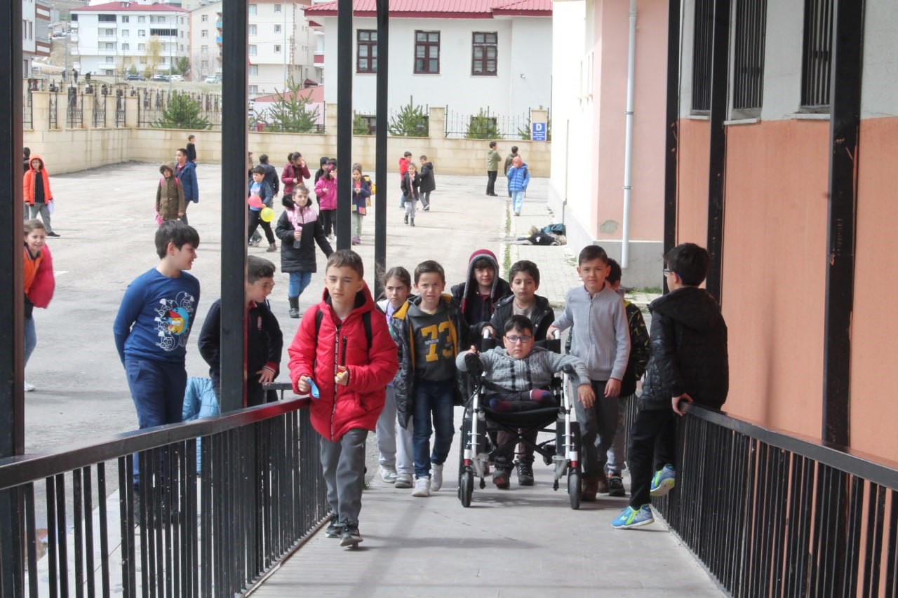TEKERLEKLİ SANDALYEYLE OKULA GİDEN ARKADAŞLARININ EN BÜYÜK DESTEKÇİLERİ OLDULAR