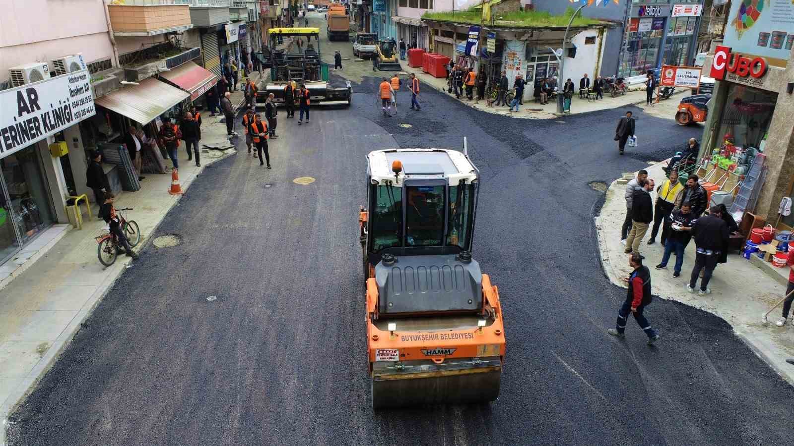 SAMSUN BÜYÜKŞEHİR BELEDİYESİ, ALTYAPININ TAMAMLANDIĞI ALANLARDA SICAK ASFALT UYGULAMASIYLA ULAŞIM