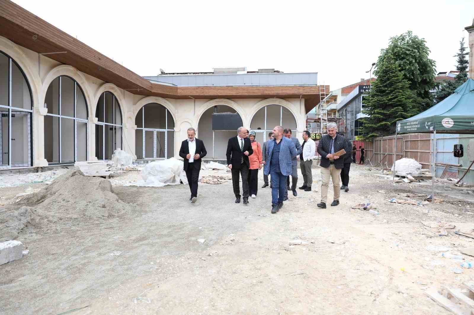 DÜZCE BELEDİYE BAŞKANI DR. FARUK ÖZLÜ, YAPIM ÇALIŞMALARI DEVAM EDEN
