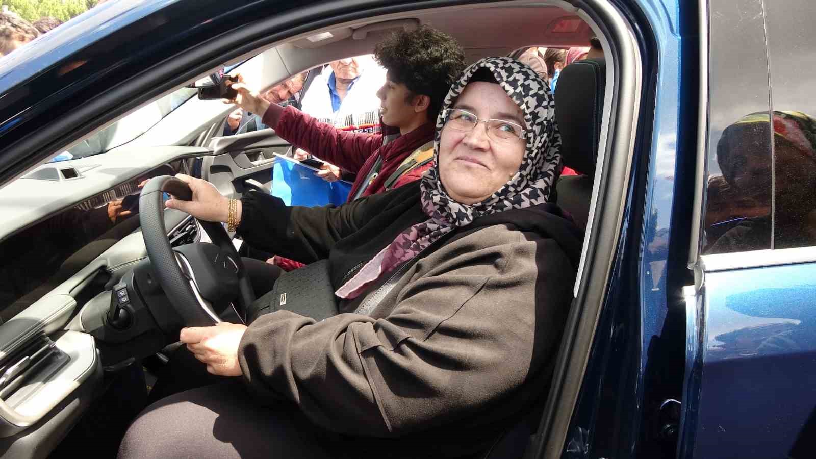 BURDUR’UN TEK KADIN TAKSİ ŞOFÖRÜ SEBAHAT SEZER TEK HEDEFİNİN TOGG’A