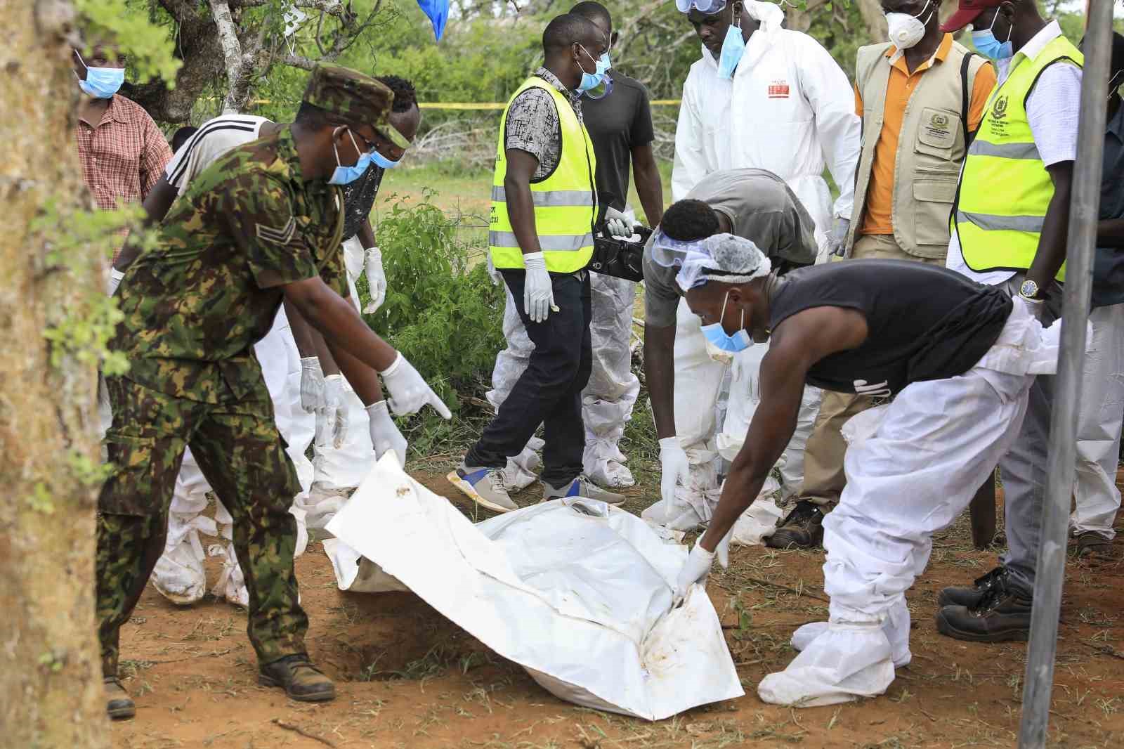 KENYA’DA AÇLIKTAN ÖLMELERİ HALİNDE CENNETE GİDECEKLERİ VAADİYLE İNSANLARI KANDIRAN TARİKATA