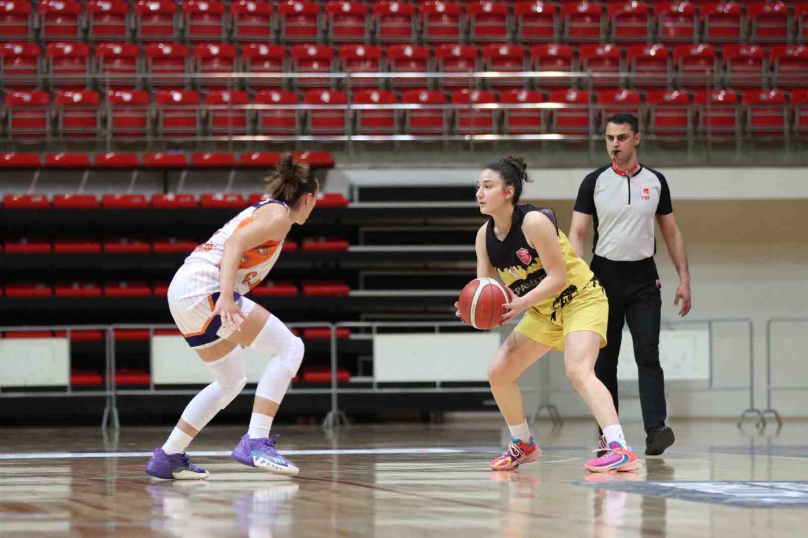 AYNI ZAMANDA U18 TAKIMINDA OYNAYARAK TÜRKİYE’NİN İLK 12 TAKIMI ARASINDA